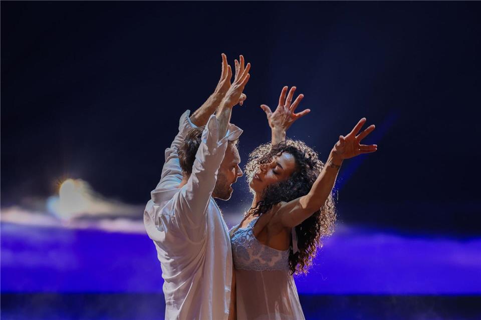 Nadja Benaissa, Sängerin, und Vadim Garbuzov, Profitänzer, tanzen in der RTL-Tanzshow „Let’s Dance“ im Coloneum in Köln.Rolf Vennenbernd/dpa
