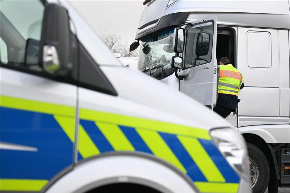 Nächste Woche werden Lkw in Sachsen-Anhalt kontrolliert. (Archivbild)Hendrik Schmidt/dpa