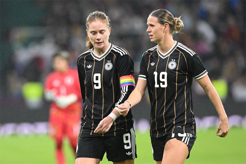 Nächster Stopp Südamerika: Klara Bühl (r) und Sjoeke Nüsken gehen mit dem DFB-Team auf große Reise.Carmen Jaspersen/dpa