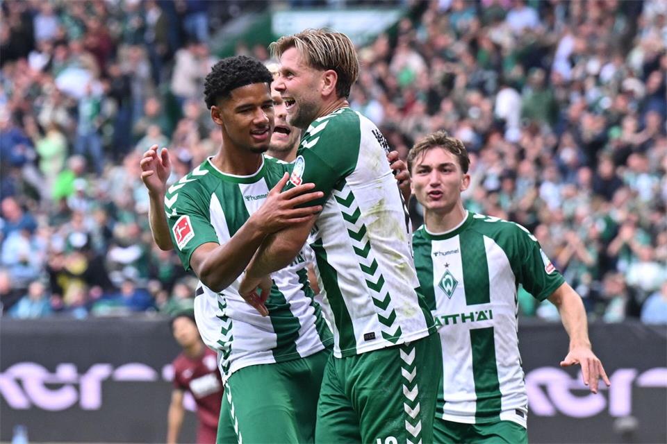 Nächster Werder-Ausfall: Salim Musah (l) hat sich schwer am Oberschenkel verletzt. David Inderlied/dpa