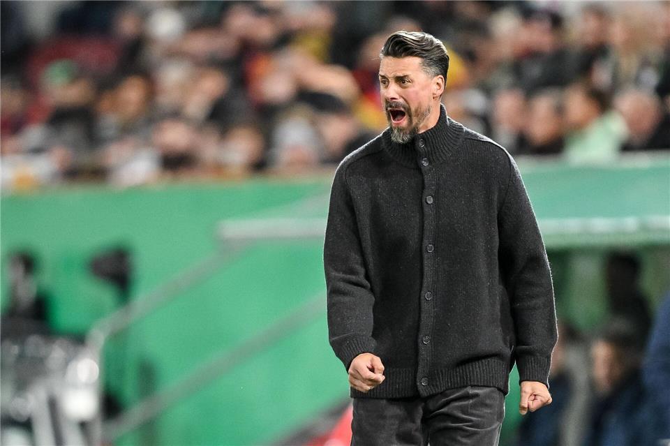 BVB gewinnt Krimi in Frankfurt - Wolfsburg und Augsburg raus  Nächster herber Rückschlag für Augsburgs Trainer Sandro Wagner.Harry Langer/dpa