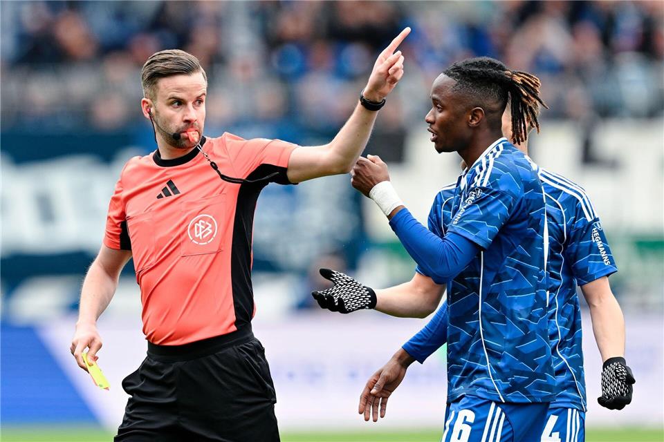 Nächster personeller Rückschlag für Schalke 04: Moussa Ndiaye sah die Gelb-Rote Karte.Uwe Anspach/dpa