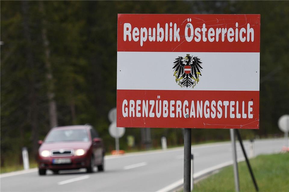 Nächstes Jahr kann man die dann roten Vignetten zum letzten Mal an die Windschutzscheibe kleben. (Archivbild)Angelika Warmuth/dpa/dpa-tmn