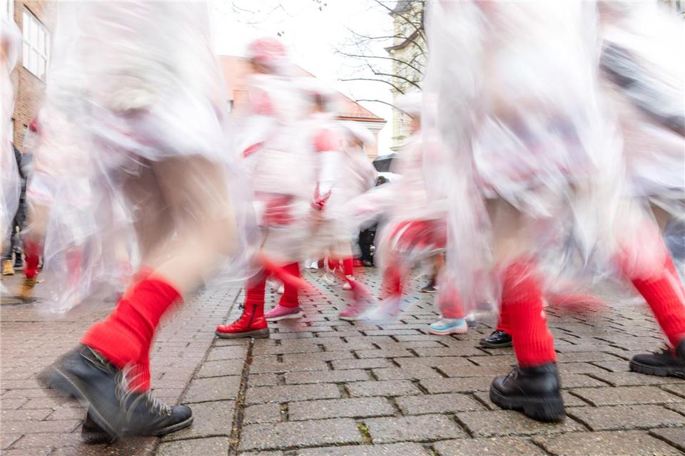 Närrinnen und Narren tanzen auf den Straßen.Frank Hammerschmidt/dpa
