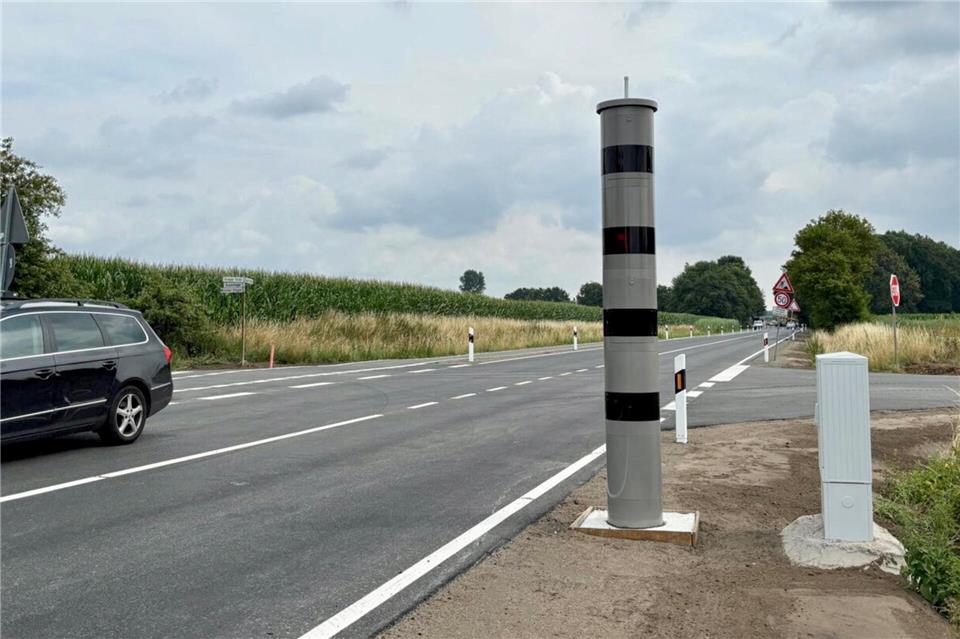 Nagelneuer Blitzer in Rhede: Er erfasst das Tempo der Autofahrer in beiden Richtungen. 