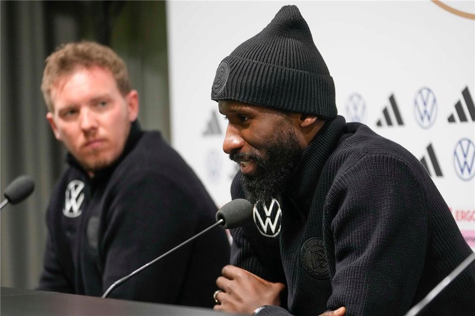 Nagelsmann (l) wird kritisiert - besonders wegen Rüdiger. (Archivbild)Luca Bruno/AP/dpa