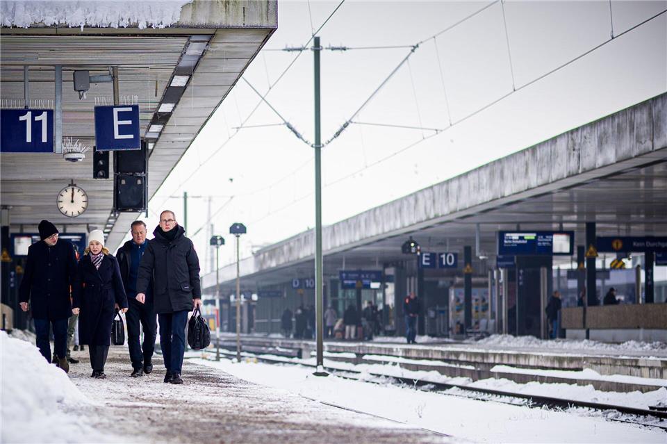 Nagl und Palla: DB informiert in Hannover über Zugverkehr im WinterwetterMoritz Frankenberg/dpa