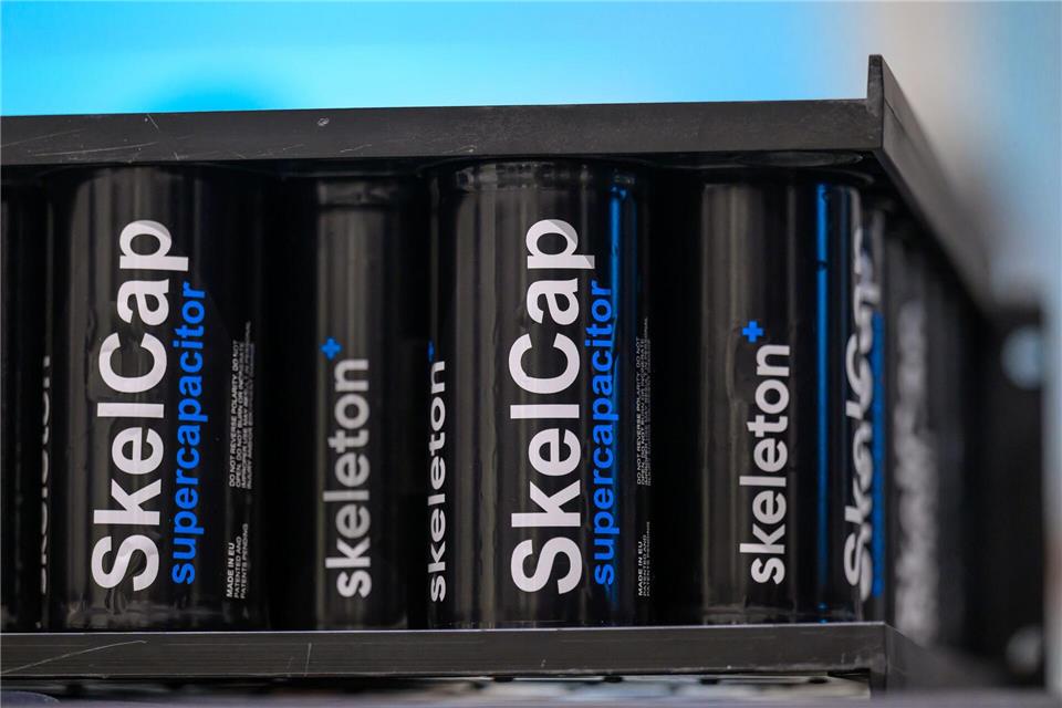 Nahe Leipzig werden Superkondensatoren hergestellt, die zur Stabilisierung des europäischen Stromnetzes und der KI-Infrastruktur beitragen sollen.Hendrik Schmidt/dpa