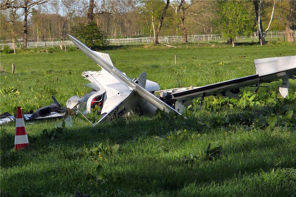 Nahe Oldenburg ist ein Kleinflugzeug abgestürzt - für den Piloten kam jede Hilfe zu spät. -/NWM-TV/dpa