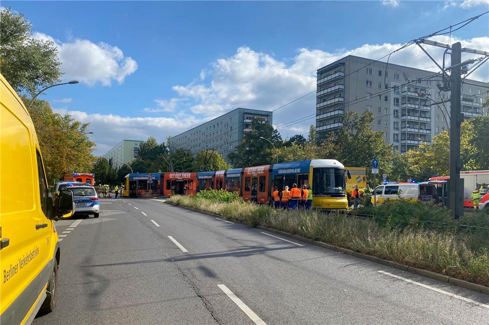 Nahe dem Alexanderplatz werden Menschen bei einem schweren Unfall verletzt. Torsten Holtz/dpa