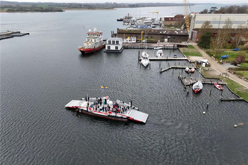 Nahe dem Fähranleger von Arnis ist ein angetrunkener Autofahrer über eine Slipanlage ins Wasser gefahren. (Archivbild)Marcus Brandt/dpa