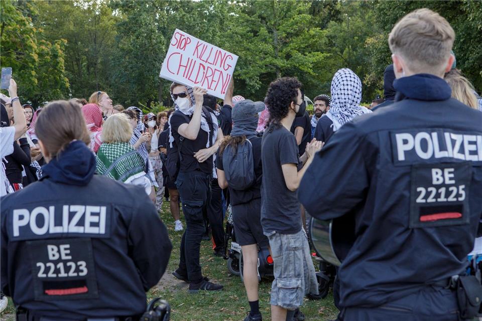 Nahe dem Kanzleramt demonstrieren gut 100 Menschen unangemeldet gegen den Krieg im Gazastreifen. Die Polizei greift ein - nach eigenen Angaben aufgrund verbotener Parolen.Julius-Christian Schreiner/dpa