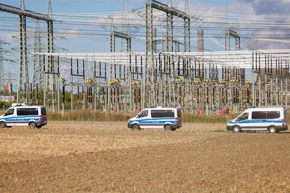 Nahe dem Kraftwerk Weisweiler wurde ein Verdächtiger im Zusammenhang mit Sabotage-Aktionen auf Stromanlagen festgenommen. (Archivbild)Thomas Banneyer/dpa