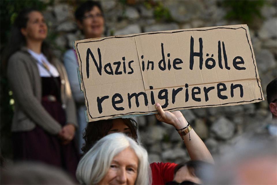 Nahe der AfD-Kundgebung protestierten einige Gegner der Partei mit Schildern.Sven Hoppe/dpa