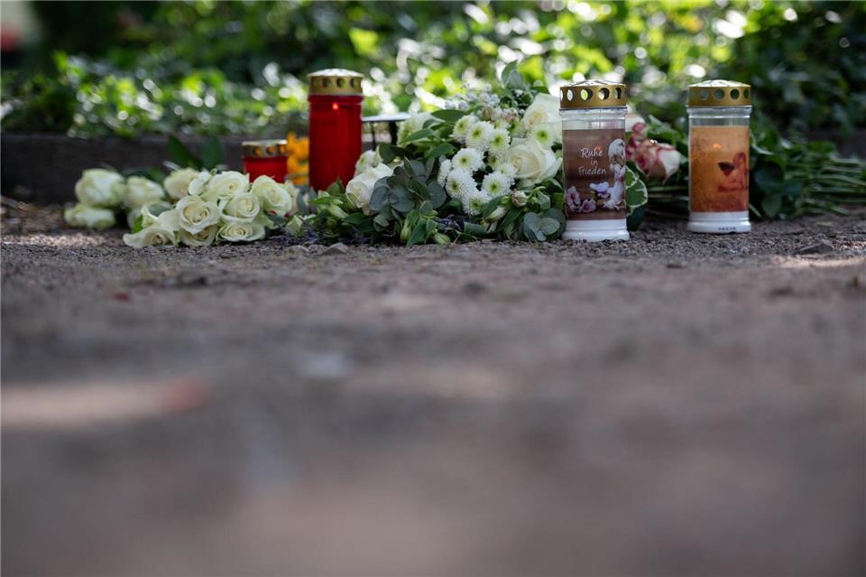 Nahe der Unfallstelle wurden am Nachmittag Kerzen aufgestellt und Blumen niedergelegt. Fabian Strauch/dpa