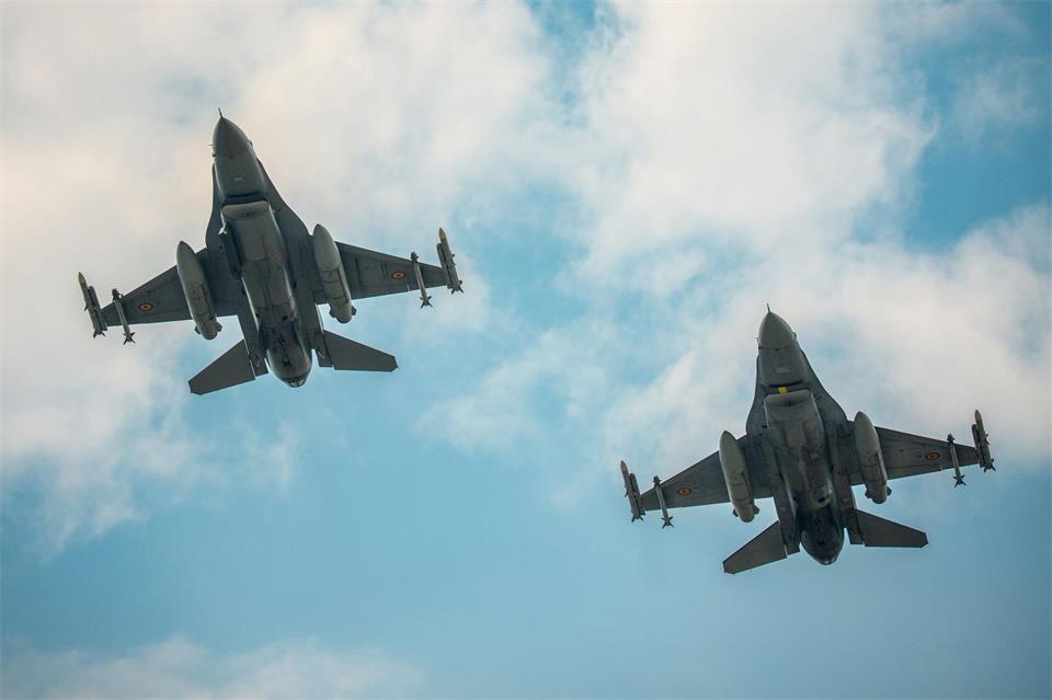 Nahe einer Gasförder-Plattform im Schwarzen Meer haben zwei rumänische Kampfjets eine Seedrohne ausgeschaltet. (Archivbild)Vadim Ghirda/AP/dpa
