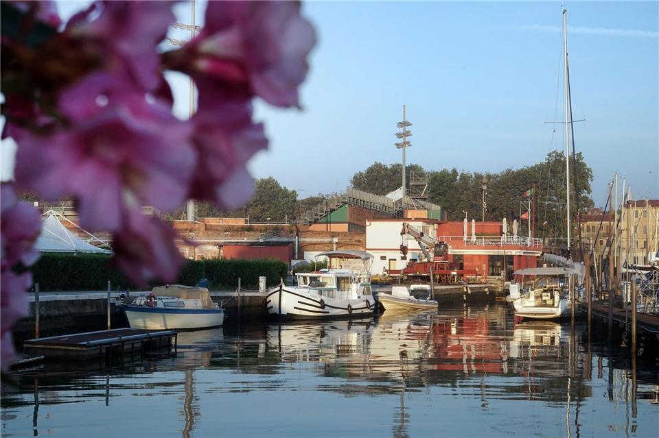 Nahezu idyllisch: die „Aquileia“ in der ruhig gelegenen Marina Diporto Velico.Stefan Weißenborn/dpa-tmn