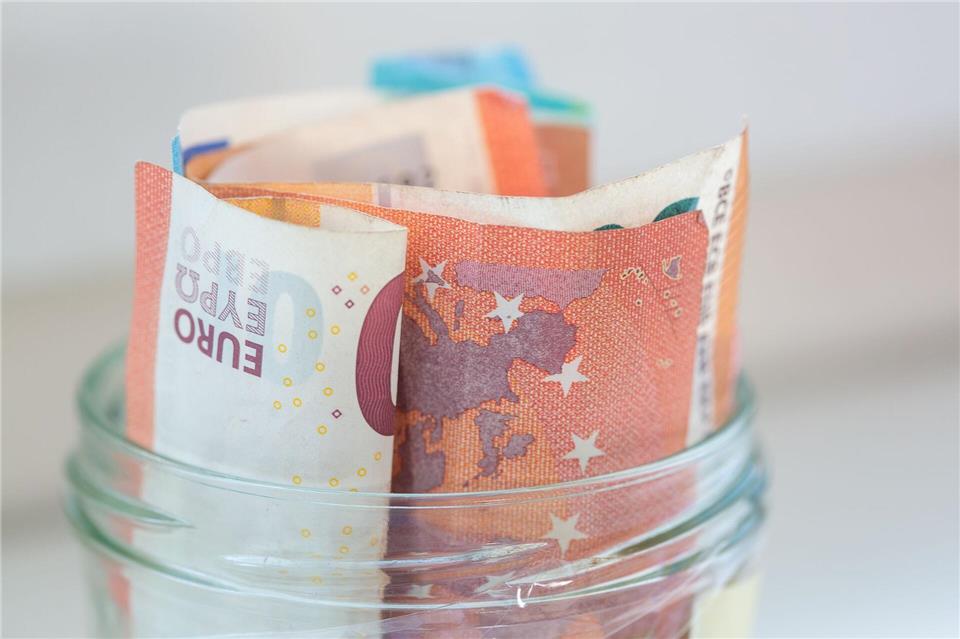 Nahezu zwei Drittel der Hamburger Sparer legen im Monat mindestens 100 Euro zurück. (Illustration) Fernando Gutierrez-Juarez/dpa