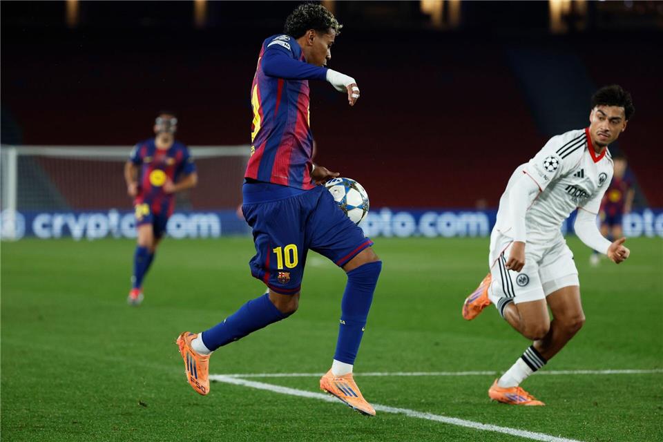 Nahm Barcelona-Star Lamine Yamal weitgehend aus dem Spiel: Nathaniel Brown (r).Joan Monfort/AP/dpa