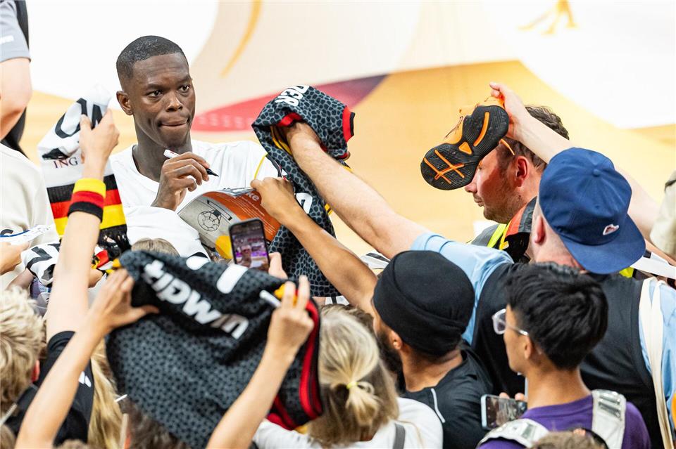 Nahm sich Zeit für Fans: Basketball-Kapitän Dennis Schröder.Daniel Löb/dpa