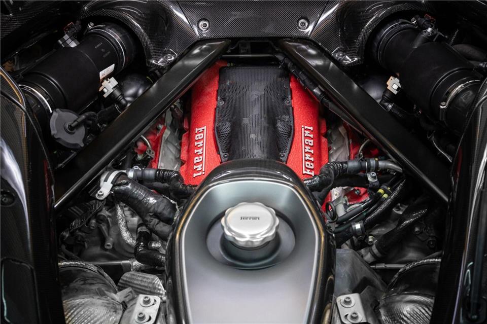 Namensgeber: Die rot lackierten Zylinderköpfe führen zum Namen Testarossa.Ferrari/dpa-tmn