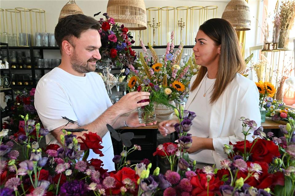 Nancy Krüger-Klehm spricht mit dem Floristen Michel Fink. Das Berufsbild des Hochzeitsplaners hat sich in den vergangenen Jahren deutlich gewandelt.Martin Schutt/dpa