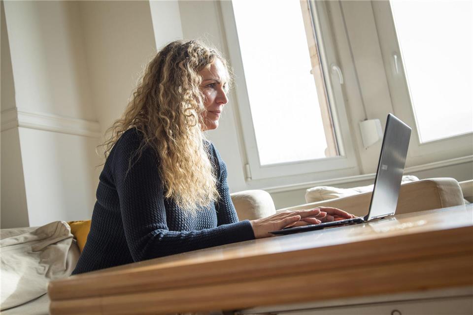Nanu, ist die Stellenanzeige KI-generiert? Umfragen zeigen, ob Jobsuchende das erkennen, wie sie darauf reagieren und was sie sonst noch beim Bewerbungsprozess bewegt.picture alliance/dpa/dpa-tmn