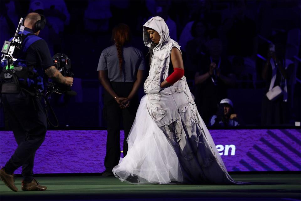 Naomi Osaka präsentiert erneut ein spektakuläres Outfit.Adam Hunger/AP/dpa