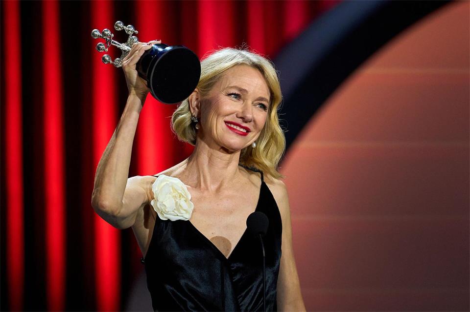 Naomi Watts nimmt während der 74. Filmfestspiele von San Sebastián den Donostia-Preis entgegen.Miguel Osés/AP/dpa