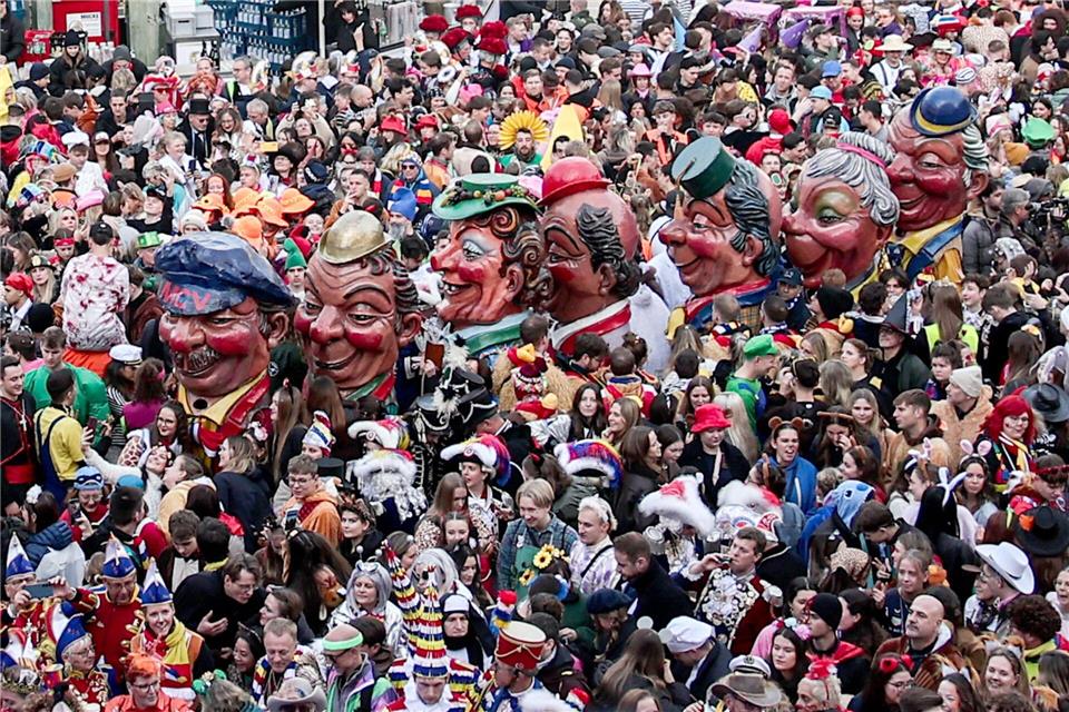Narren haben den Beginn der Fastnacht am 11.11. in Mainz friedlich gefeiert. (Archivbild) Hannes P. Albert/dpa