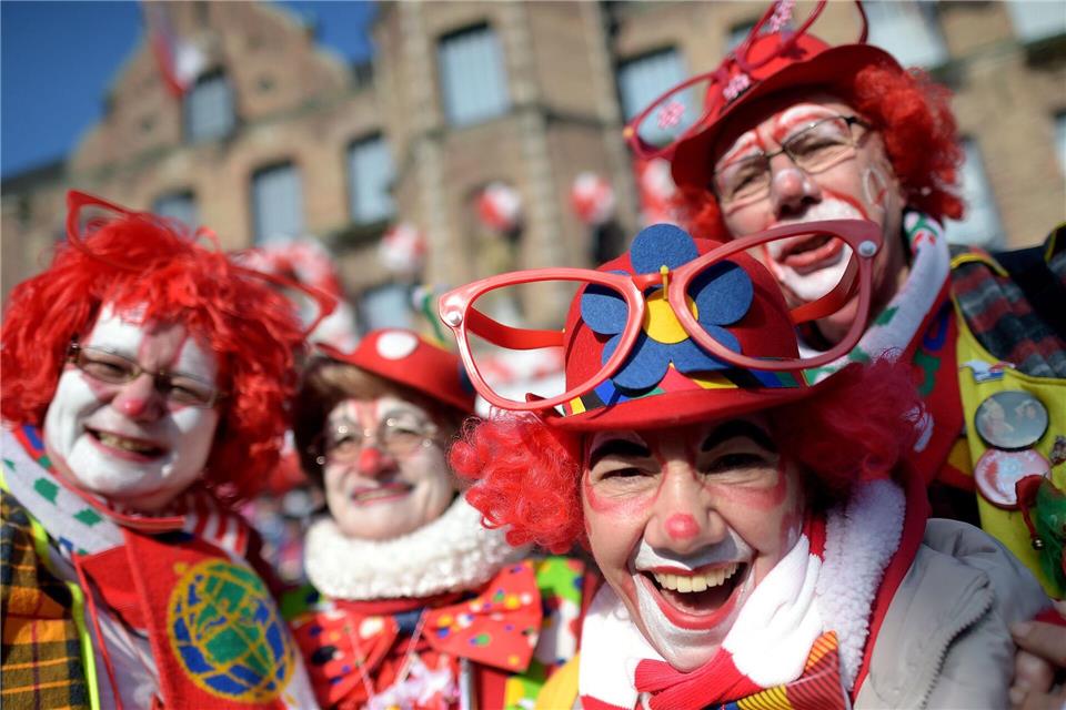 Narren hoffen auf Sonne beim Straßenkarneval (Archivbild)Federico Gambarini/dpa