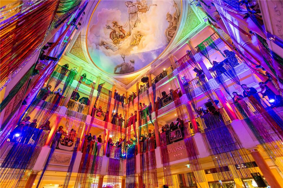 Narren stehen im Foyer des Hotel Colosseo über die Etagen verteilt. Die „Goldene Narrenschelle“ wird jährlich von der Vereinigung Schwäbisch-Alemannischer Narrenzünfte (VSAN) verliehen.Philipp von Ditfurth/dpa