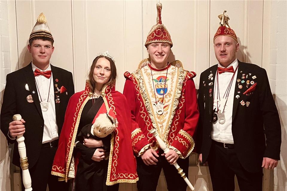 Narren unter sich: Hendrik Niehues (Zeremonienmeister) mit dem neuen Prinzenpaar Mia I. und Prinz Nico II. sowie dem Präsidenten Jan Alferding (von links).