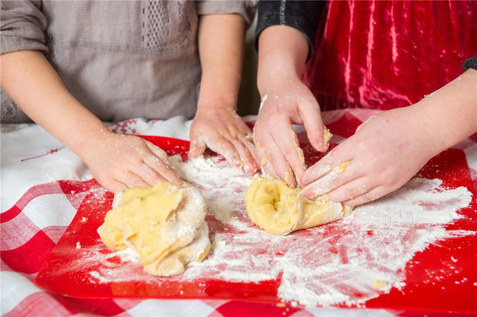 Naschkatzen aufgepasst: Roher Teig kann Bakterien enthalten – deshalb lieber warten, bis das Gebäck fertig gebacken ist.Benjamin Nolte/dpa-tmn