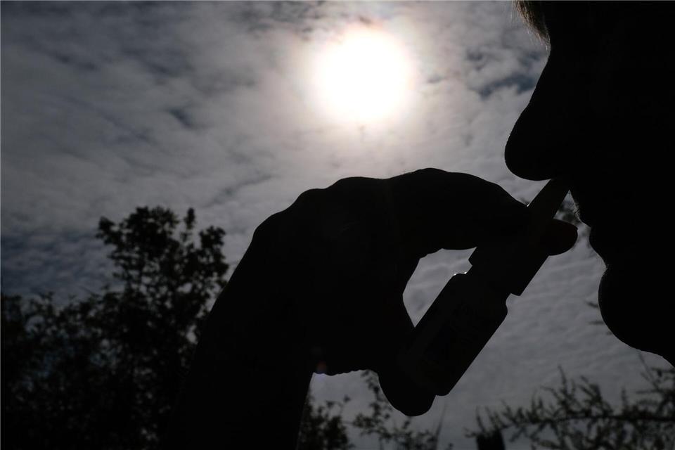 Nasenspray hilft Allergikern akut wie auch vorsorglich. (Symbolbild)Bernd Wei�brod/dpa