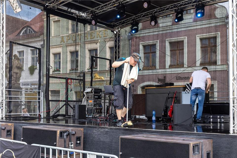 Nasse Füße auf den Bühnen beim Stadtfest? Das Gewitter löste eine Unterbrechung des Programms aus. Frank Hammerschmidt/dpa