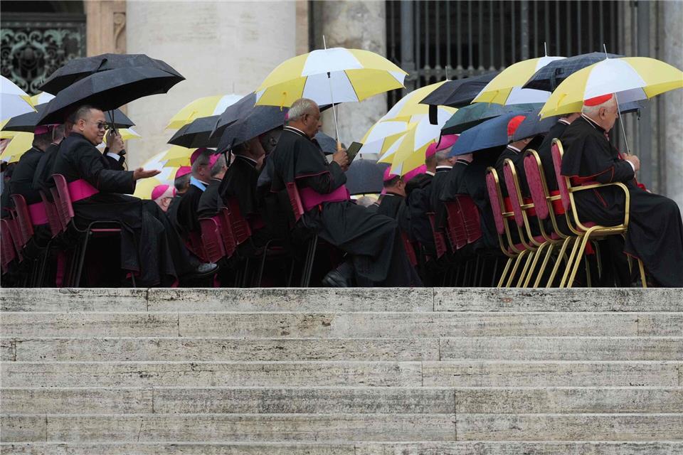 Nasse Segensstunde: Geistliche mit Schirmen bei Papst Leo XIV.“Andrew Medichini/AP/dpa