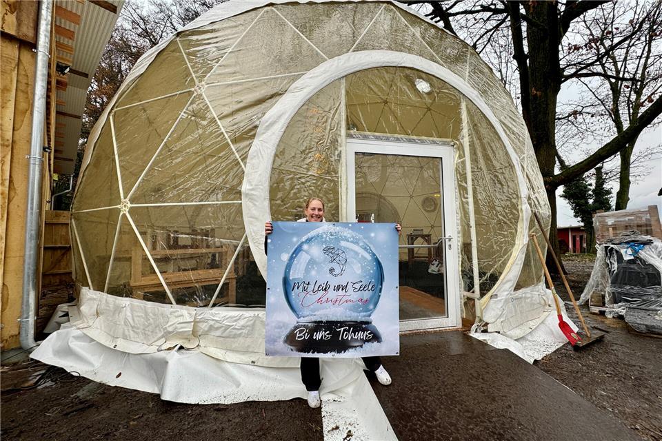 Natalie Labod freut sich über das neue Zelt auf dem Weihnachtsmarkt Schulze Beikel.