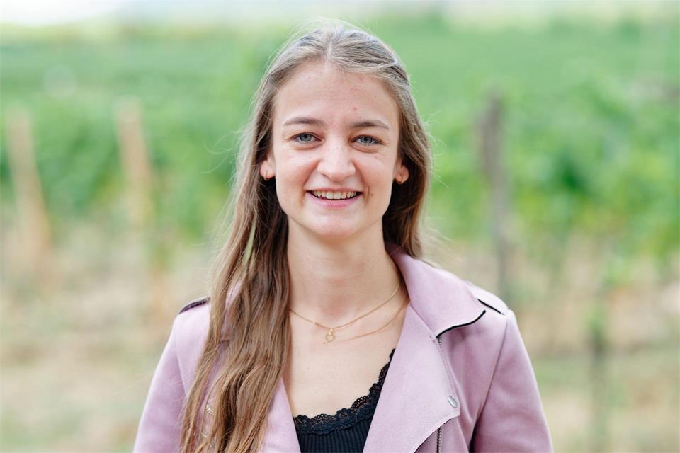 Natalie Schäfter steht im Finale zur Wahl der Deutschen Weinmajestät. (Archivbild)Uwe Anspach/dpa