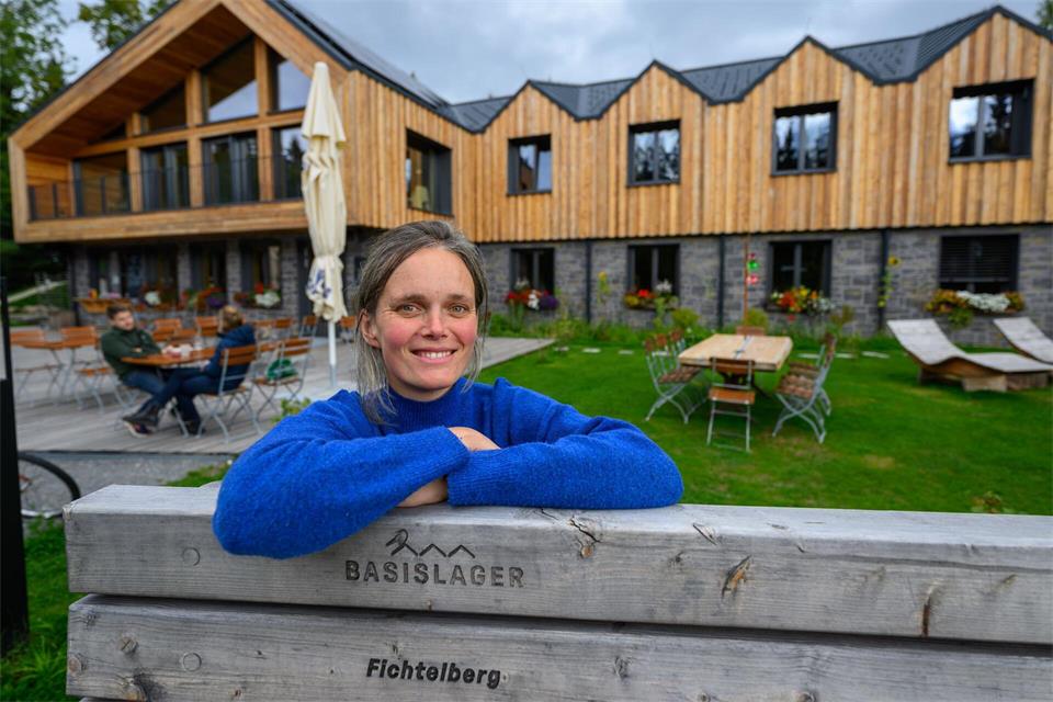 Natascha Heinrich führt das Hotel „Basislager Fichtelberg“ in Oberwiesenthal. Die Region präsentiert sich diese Tage als Mekka für Wanderer.Hendrik Schmidt/dpa