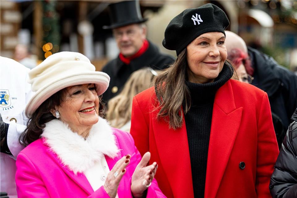 Natascha Ochsenknecht (r) und ihre Mutter Bärbel Wierichs feiern Weihnachten gerne zusammen (Archivbild).Fabian Sommer/dpa