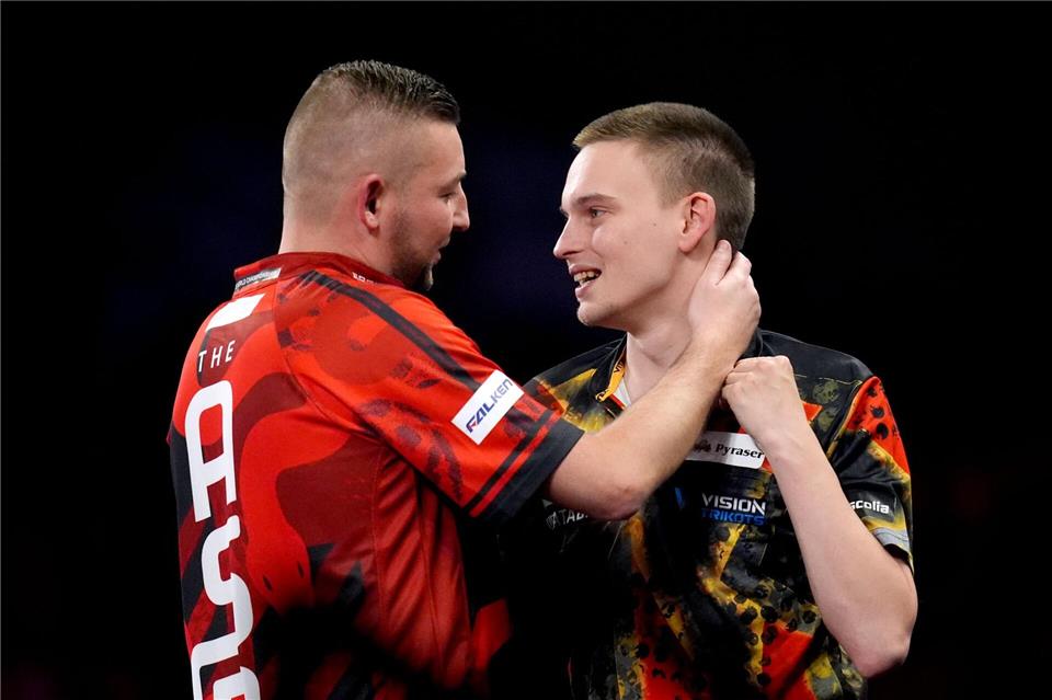 Ein Teenie und drei Weltmeister: Darts-WM in der Endphase Nathan Aspinall beendete den deutschen Darts-Traum.John Walton/PA Wire/dpa