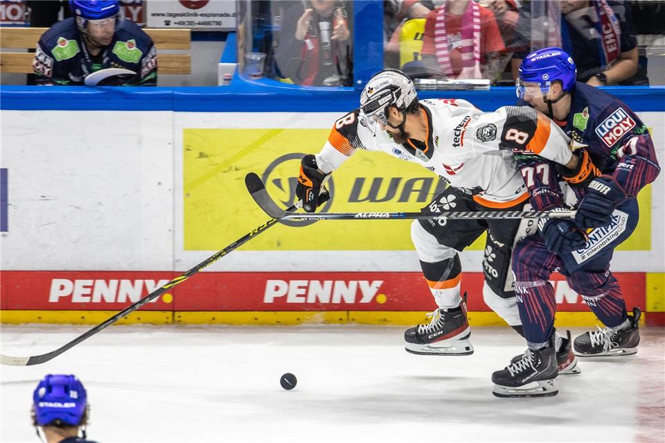Nathan Burns (l) spielt künftig für Ingolstadt. (Archivbild)Andreas Gora/dpa