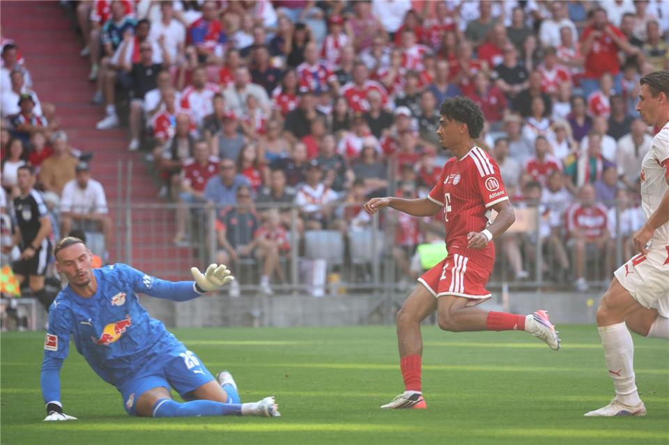 Nathaniel Brown (M) trifft erstmals für den FC Bayern.Karl-Josef Hildenbrand/dpa
