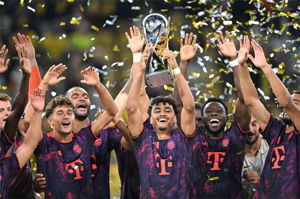 Nathaniel Brown mit dem Supercup - der Neuzugang legt in München einen Topstart hin. Federico Gambarini/dpa