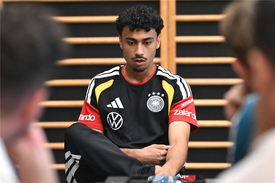 Nathaniel Brown spricht bei einer Medienrunde im DFB-Trainingslager. (Archivbild) Federico Gambarini/dpa