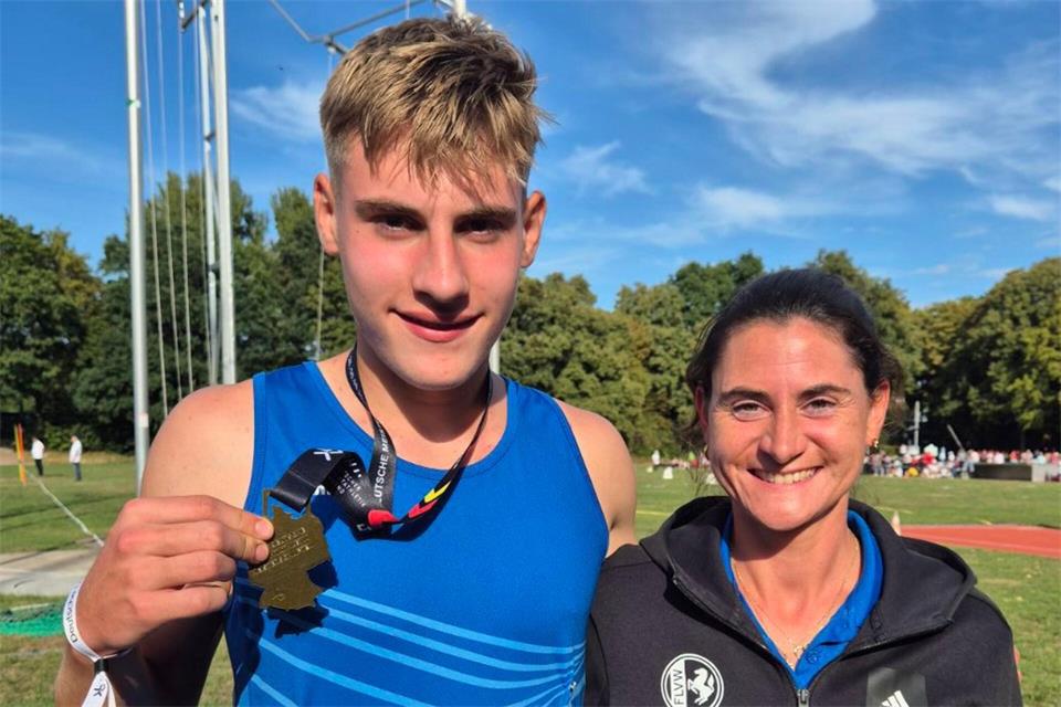Nationales Neunkampf-Gold in Hannover: der Rekener Spezialist fürs Ganze Lukas Bruns mit seiner Stützpunkttrainerin Katharina Zenker vom TV Gladbeck.