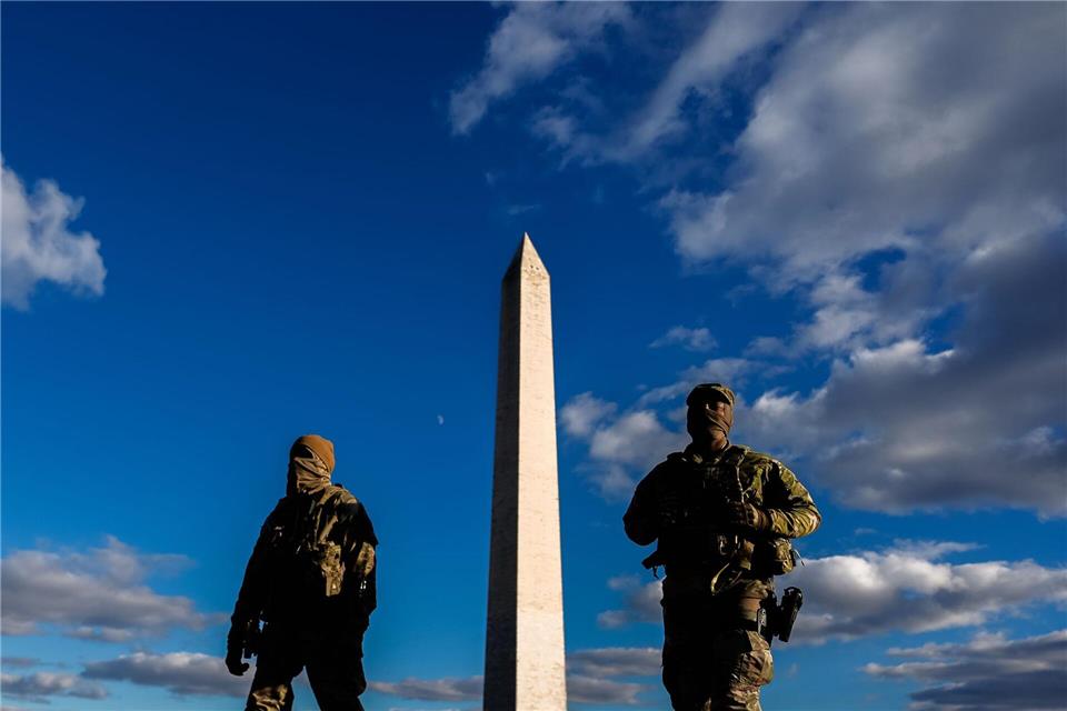Nationalgardisten patrouillieren vor dem Washington Monument auf der National Mall.Julia Demaree Nikhinson/AP/dpa
