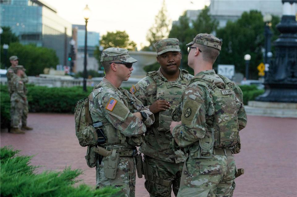 Nationalgardisten tragen nun auch Waffen in Washington.Rod Lamkey/AP/dpa