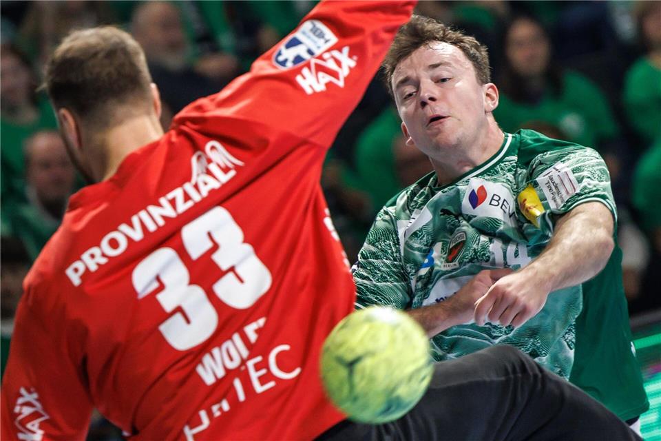 Nationalkeeper Andreas Wolff kann den Wurf von Berlins Hakun West av Teigum nicht parieren.Andreas Gora/dpa